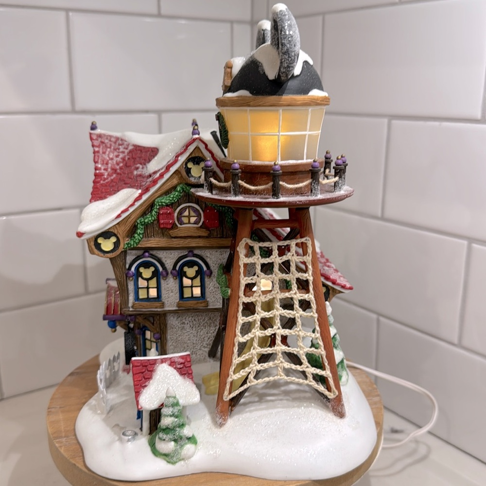 ❤️🎄❤️ Dept 56 | Mickey’s North Pole Holiday House | North Pole Series ❤️🎄❤️ - Picture 7 of 14